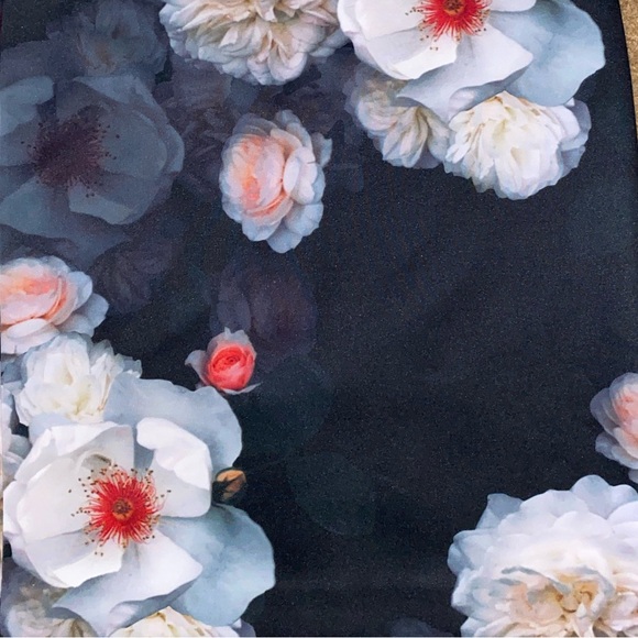 Ted Baker London
Lieyaa Chelsea Print Pencil Skirt size 3 USA (M) - Picture 5 of 7